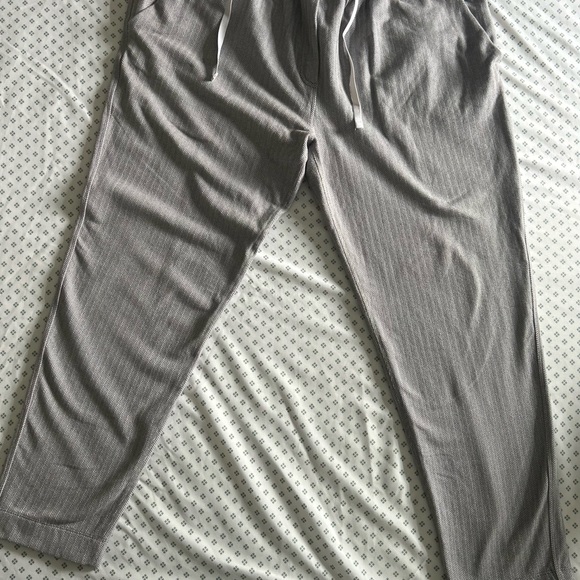 Gorgeous gently used Lululemon cropped stretch drawstring, trousers. - Picture 1 of 5